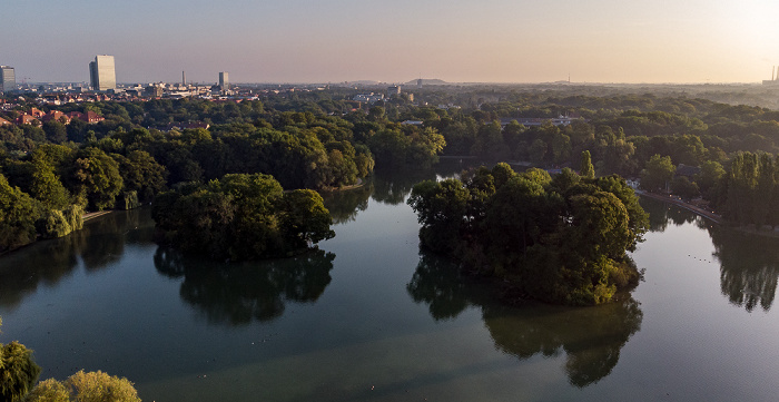 München Englischer Garten: Kleinhesseloher See mit Kurfürsteninsel (links) und Königsinsel Highlight Towers Luftbild aerial photo