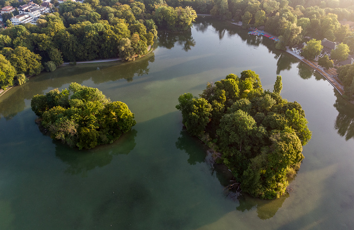 München Englischer Garten: Kleinhesseloher See mit Kurfürsteninsel (links) und Königsinsel Biergarten Seehaus Luftbild aerial photo