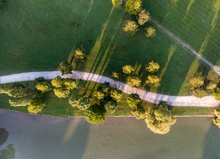 München Englischer Garten: Kleinhesseloher See Luftbild aerial photo
