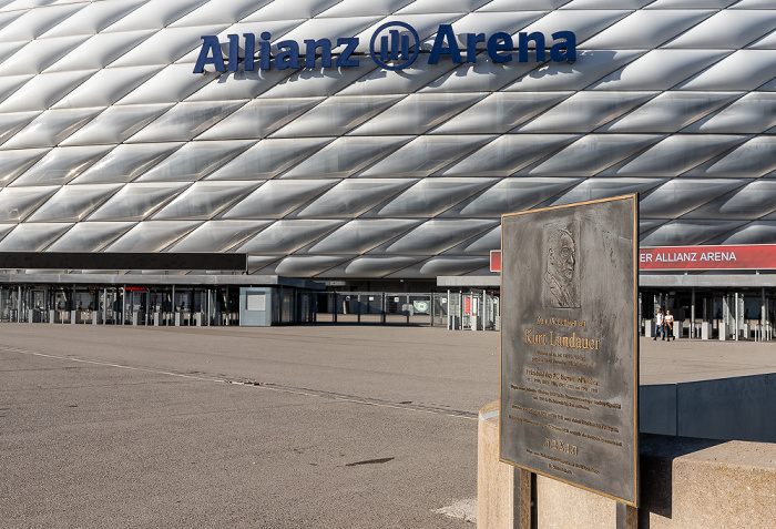 Kurt-Landauer-Gedenktafel vor der Allianz Arena München