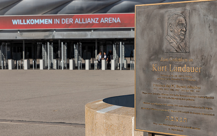 Kurt-Landauer-Gedenktafel vor der Allianz Arena München