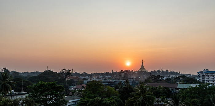 Blick aus dem Beauty Land Hotel: Shwedagon-Pagode Yangon