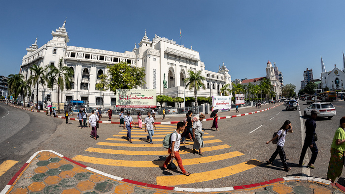 Maha Bandula Road (ehem. Dalhousie Road): Yangon City Hall Yangon