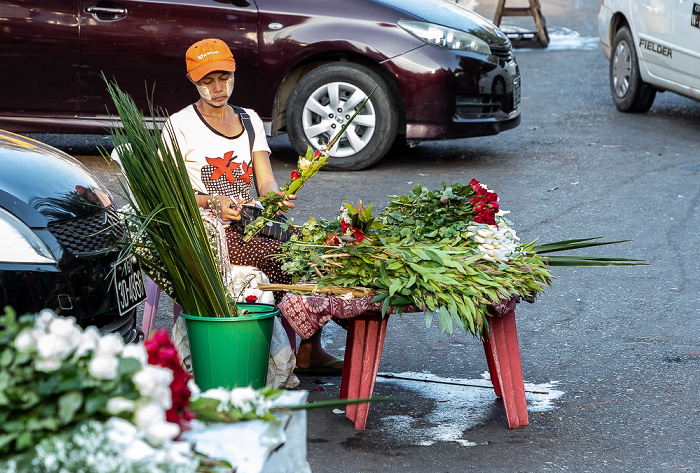 Yangon Gyar Tawya Street: Blumenverkäuferin