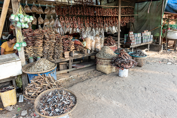 Waw Mawlamyaing Road: Verkaufsstand für Trockenfisch