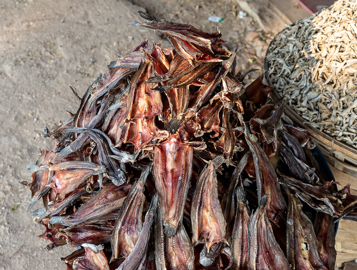 Waw Mawlamyaing Road: Verkaufsstand für Trockenfisch