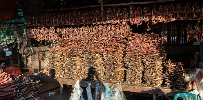 Waw Mawlamyaing Road: Verkaufsstand für Trockenfisch