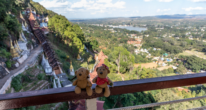 Gedeckte Aufgänge zu den Pindaya Caves: Teddy und Teddine Phon Tanoke Lake