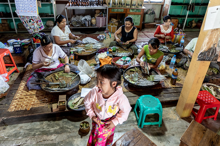 Nampan: Herstellung von Cheroot-Zigarren Inle-See