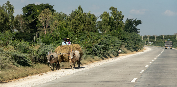 Mandalay-Region Fahrt Nyaung Shwe - Mandalay: Yangon-Mandalay Highway