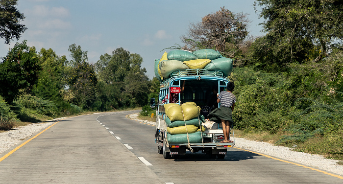 Mandalay-Region Fahrt Nyaung Shwe - Mandalay: Yangon-Mandalay Highway