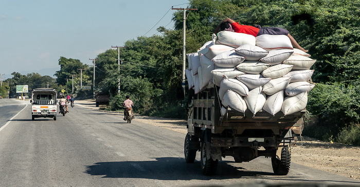 Mandalay-Region Fahrt Nyaung Shwe - Mandalay: Yangon-Mandalay Highway