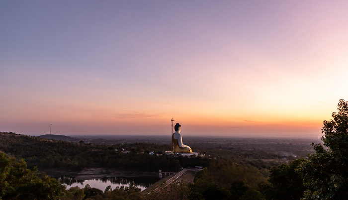 Po Khaung Hill: Sitzender Buddha Monywa