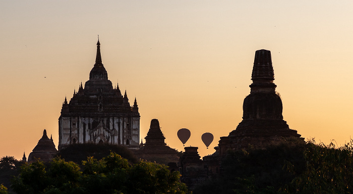 Bagan Heißluftballone, Thatbinnyu-Tempel (links), Pahto Tha Mya Pagode