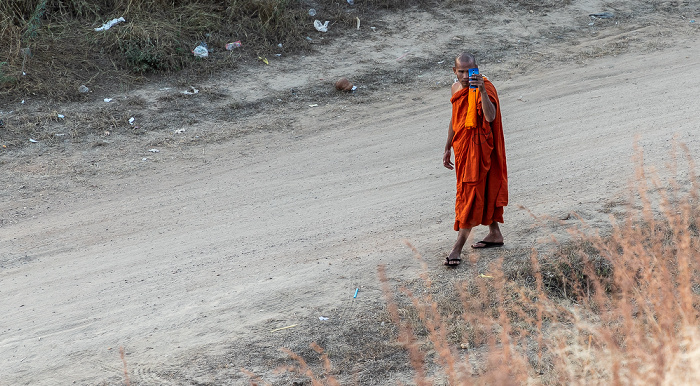 Bagan Unterhalb des Aussichtshügels: Buddhistischer Mönch