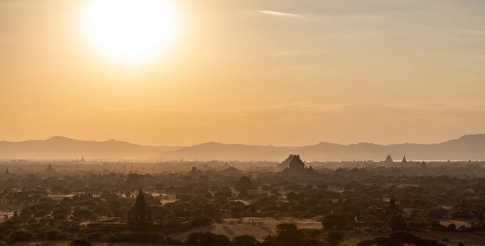 Blick vom Nann Myint Viewing Tower Bagan