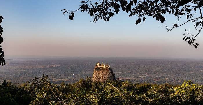 Popa Mountain National Park Blick vom Popa Mountain Resort: Popa Taung Kalat mit der Tuyin Taung Pagoda