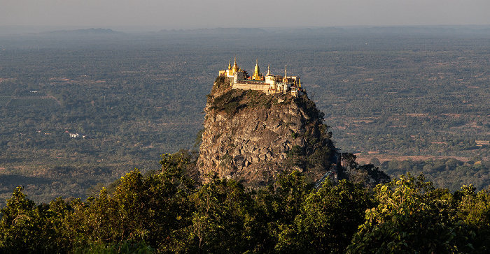 Blick vom Popa Mountain Resort: Popa Taung Kalat mit der Tuyin Taung Pagoda Popa Mountain National Park