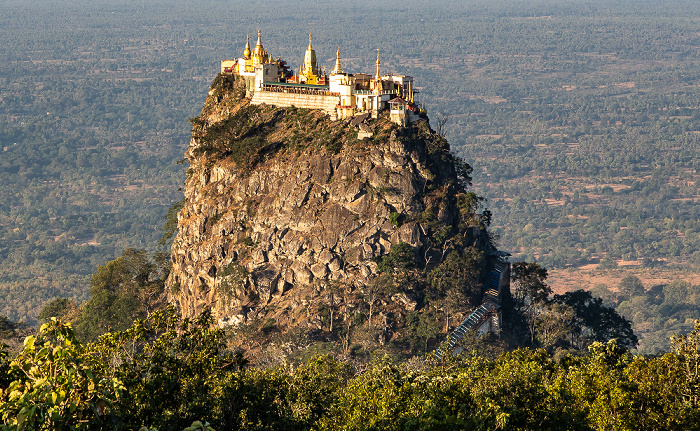 Blick vom Popa Mountain Resort: Popa Taung Kalat mit der Tuyin Taung Pagoda Popa Mountain National Park