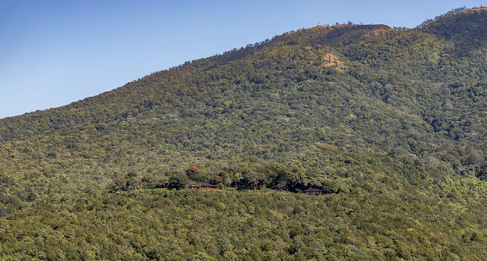 Blick von der Tuyin Taung Pagoda: Popa Mountains National Park mit dem Popa Mountain Resort Popa Taung Kalat