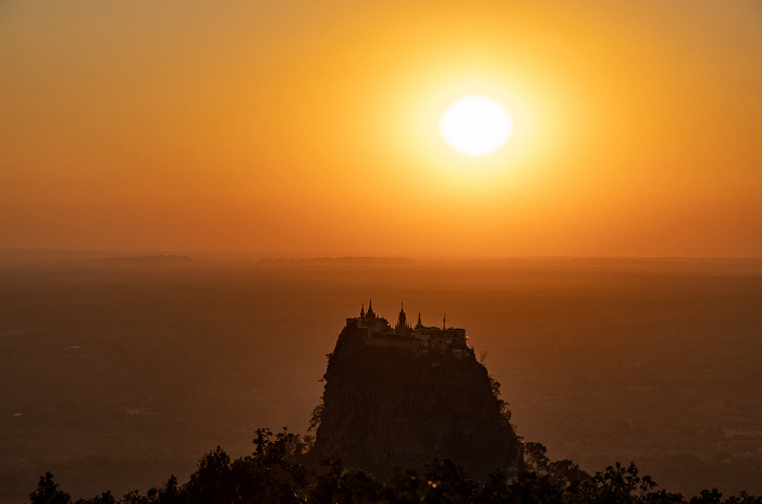 Popa Mountain National Park Blick vom Popa Mountain Resort: Popa Taung Kalat mit der Tuyin Taung Pagoda