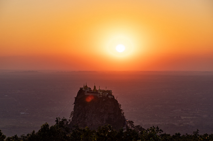 Popa Mountain National Park Blick vom Popa Mountain Resort: Popa Taung Kalat mit der Tuyin Taung Pagoda