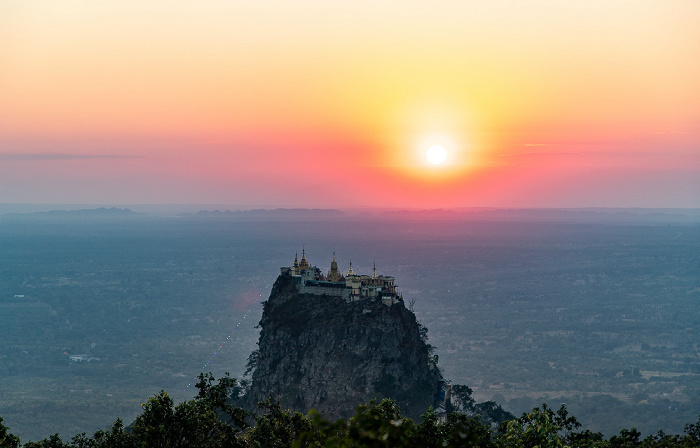 Blick vom Popa Mountain Resort: Popa Taung Kalat mit der Tuyin Taung Pagoda Popa Mountain National Park