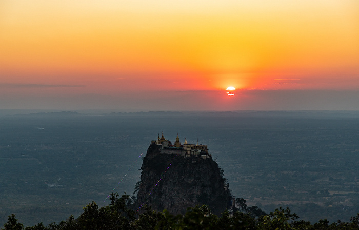 Blick vom Popa Mountain Resort: Popa Taung Kalat mit der Tuyin Taung Pagoda Popa Mountain National Park