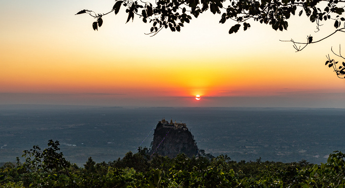 Blick vom Popa Mountain Resort: Popa Taung Kalat mit der Tuyin Taung Pagoda Popa Mountain National Park