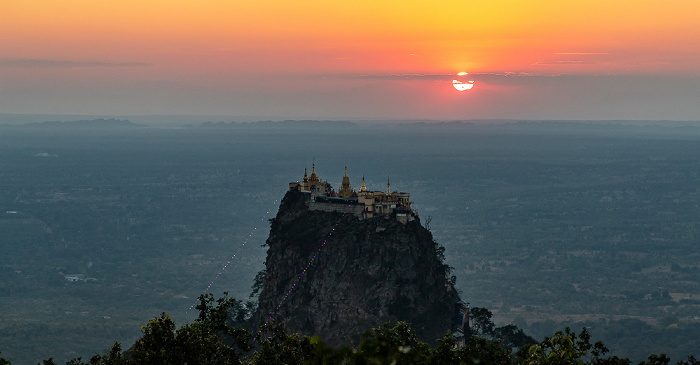 Blick vom Popa Mountain Resort: Popa Taung Kalat mit der Tuyin Taung Pagoda Popa Mountain National Park