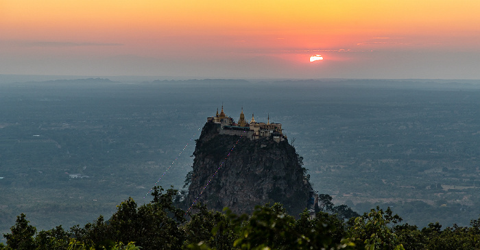 Blick vom Popa Mountain Resort: Popa Taung Kalat mit der Tuyin Taung Pagoda Popa Mountain National Park