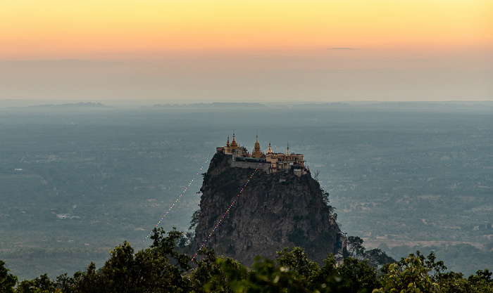 Blick vom Popa Mountain Resort: Popa Taung Kalat mit der Tuyin Taung Pagoda Popa Mountain National Park