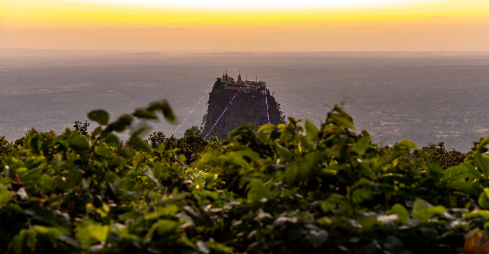 Popa Mountain National Park Blick vom Popa Mountain Resort: Popa Taung Kalat mit der Tuyin Taung Pagoda