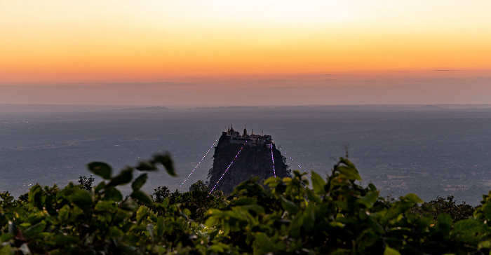 Blick vom Popa Mountain Resort: Popa Taung Kalat mit der Tuyin Taung Pagoda Popa Mountain National Park