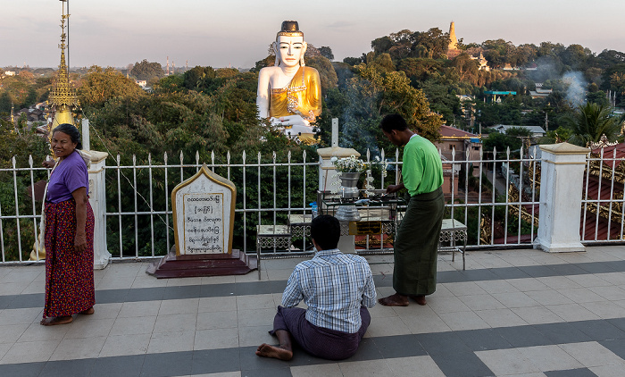 Blick von der Shwesandaw-Pagode: Sehtatgyi-Buddha Pyay