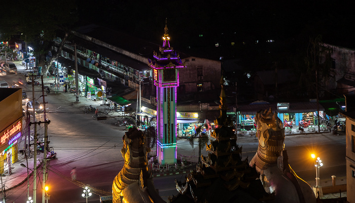 Blick von der Shwesandaw-Pagode: Clock Tower Pyay