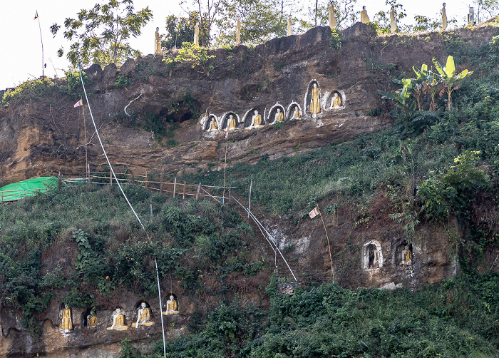 Buddha-Figuren in Felsnischen Htone Bo