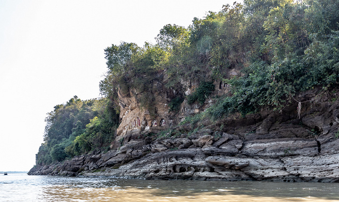 Akauk Taung Irrawaddy, Buddha-Figuren in Felsnischen