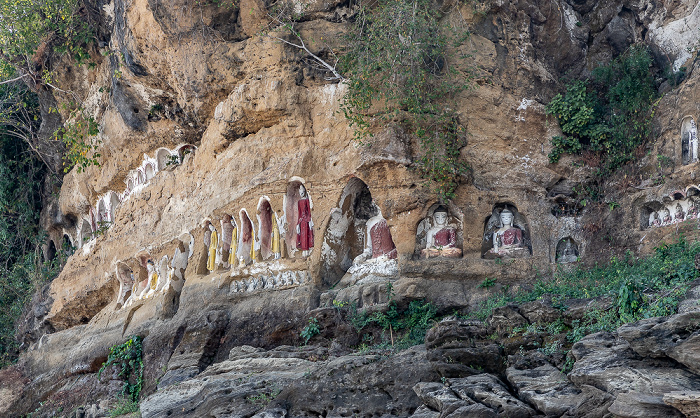 Akauk Taung Buddha-Figuren in Felsnischen