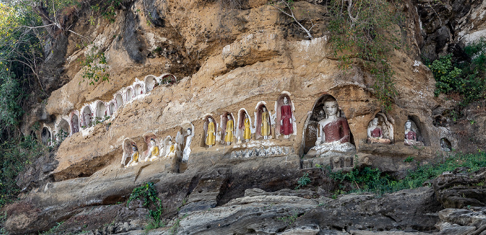 Akauk Taung Buddha-Figuren in Felsnischen