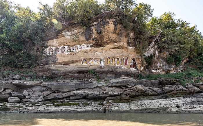 Irrawaddy, Buddha-Figuren in Felsnischen Akauk Taung