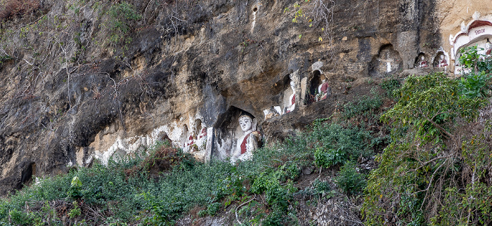 Akauk Taung Buddha-Figuren in Felsnischen