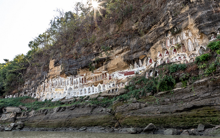 Akauk Taung Buddha-Figuren in Felsnischen