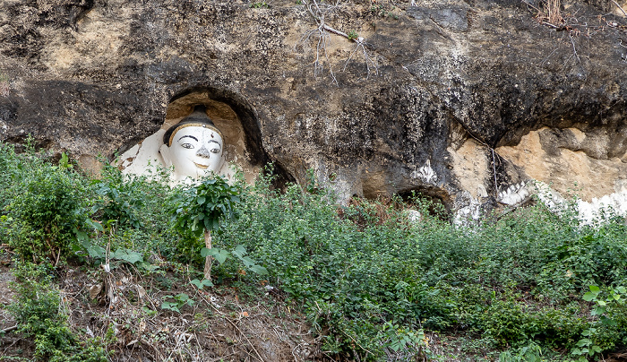 Akauk Taung Buddha-Figuren in Felsnischen