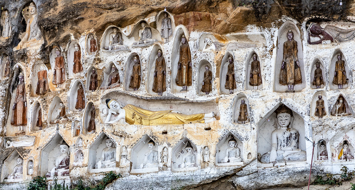 Akauk Taung Buddha-Figuren in Felsnischen