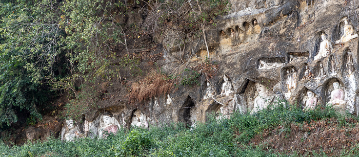 Akauk Taung Buddha-Figuren in Felsnischen