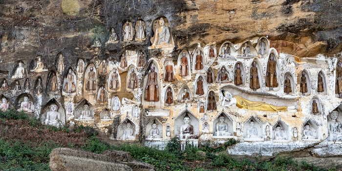 Akauk Taung Buddha-Figuren in Felsnischen