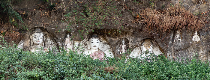 Akauk Taung Buddha-Figuren in Felsnischen