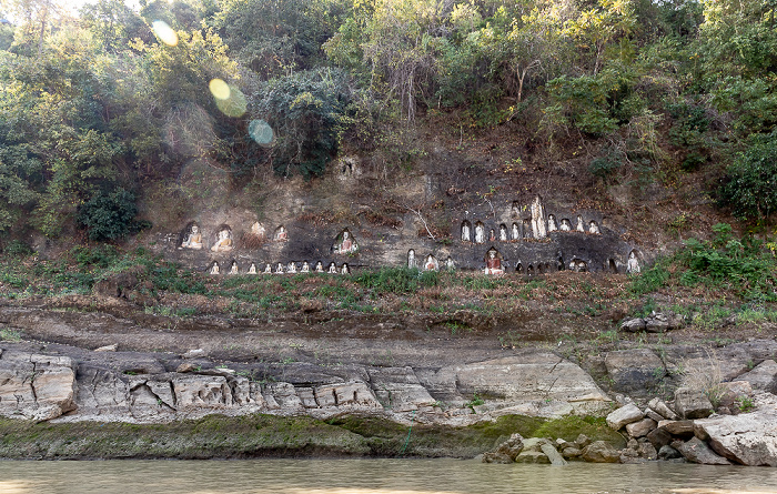 Akauk Taung Irrawaddy, Buddha-Figuren in Felsnischen