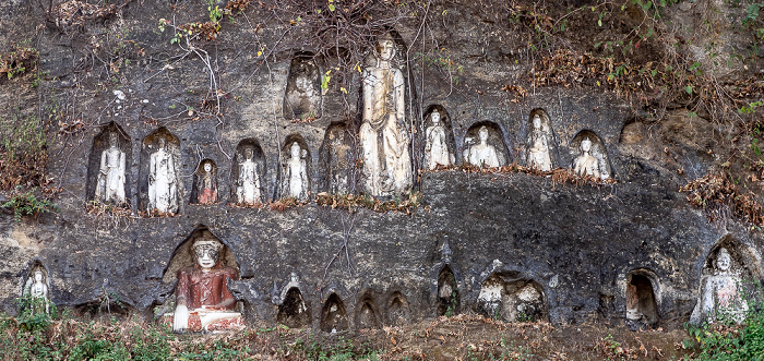 Akauk Taung Buddha-Figuren in Felsnischen